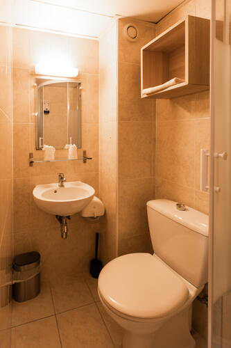 Salle de bain privatives (toilettes et cabine de douche)