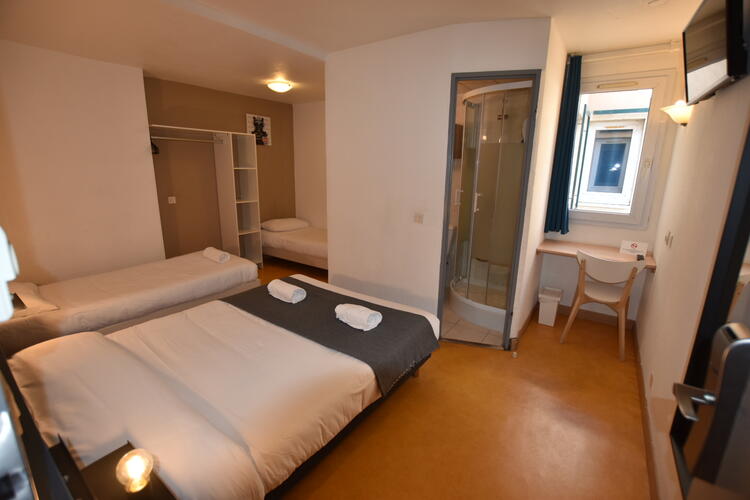 Chambres tout confort à partir de 38 € à l'hôtel Face west Le Pontet, avec climatisation, salle de bain privée, à 10 min. du centre-ville d'Avignon