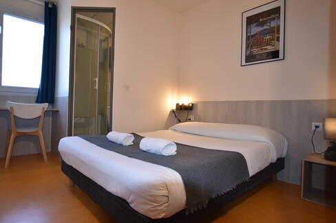 Les chambres de l'hôtel Face West sont climatisées avec Wifi gratuit à seulement 10 min d'Avignon.